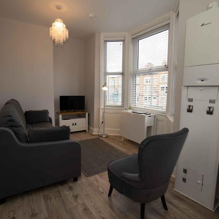 Pass The Keys Newly Renovated 2 Bedroom Apartment And Free Parking Scarborough Extérieur photo