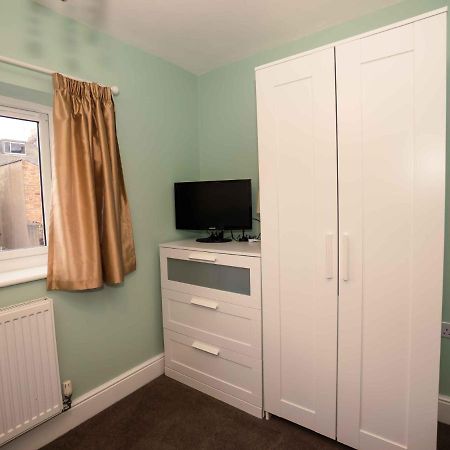 Pass The Keys Newly Renovated 2 Bedroom Apartment And Free Parking Scarborough Extérieur photo