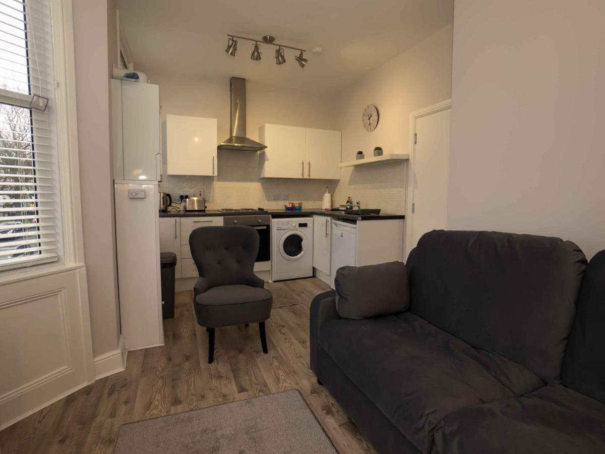 Pass The Keys Newly Renovated 2 Bedroom Apartment And Free Parking Scarborough Extérieur photo