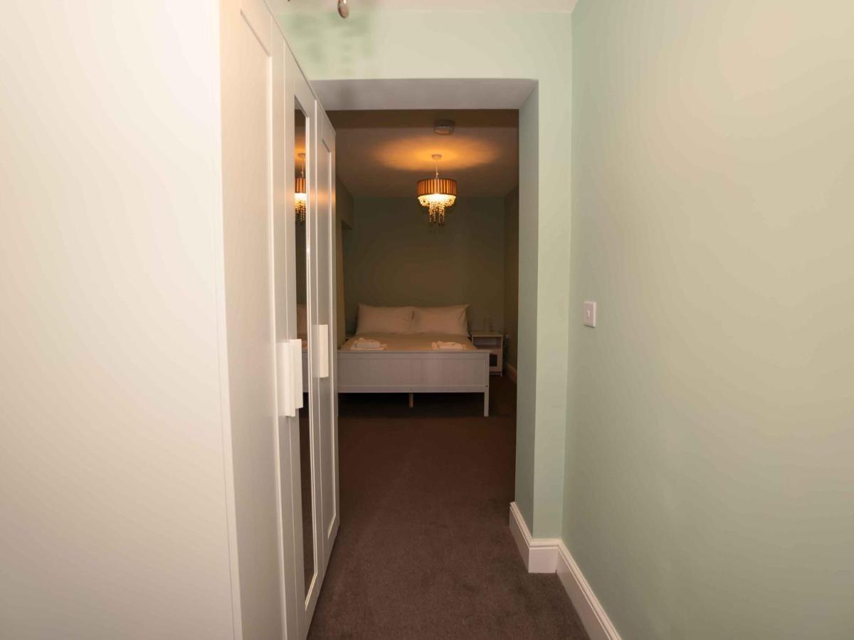 Pass The Keys Newly Renovated 2 Bedroom Apartment And Free Parking Scarborough Extérieur photo