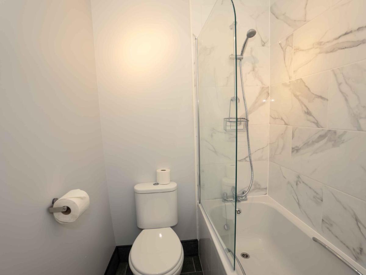 Pass The Keys Newly Renovated 2 Bedroom Apartment And Free Parking Scarborough Extérieur photo